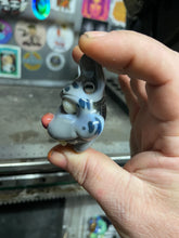 Load image into Gallery viewer, Fritz the cat pendant
